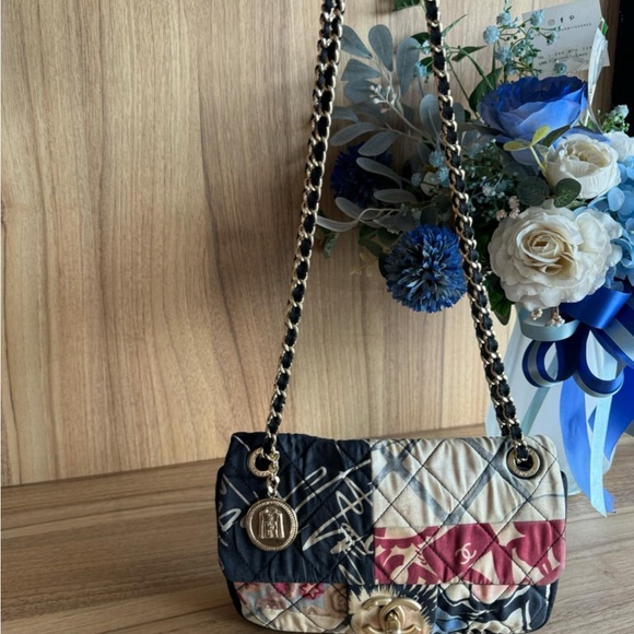 CHANEL Handbags - CHANEL Black and Cream Quilted Shoulder Bag with Chain Strap